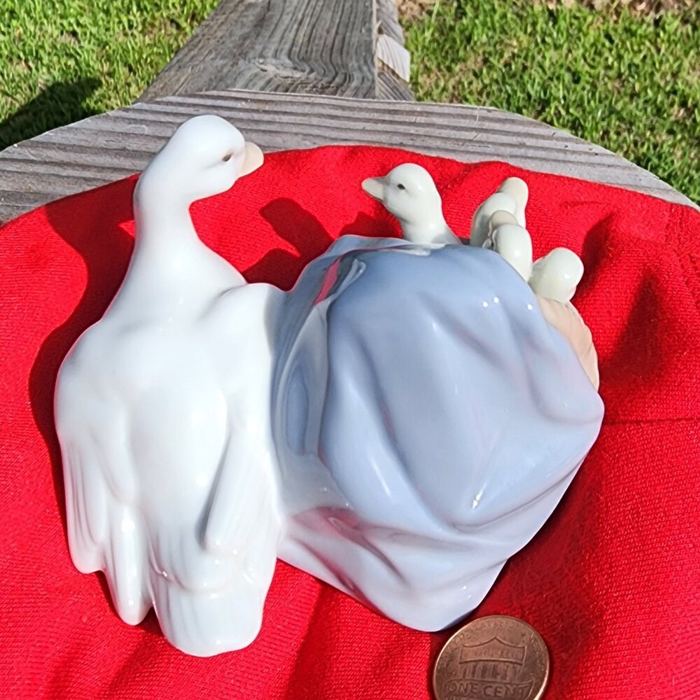 Lladro Figurines Duck and Ducklings in basket - Picture 2 of 5